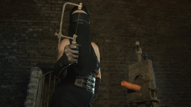 LADY AISHA - SADISTISCHE FANTASIEN  MIT DER KNOCHENSÄGE
